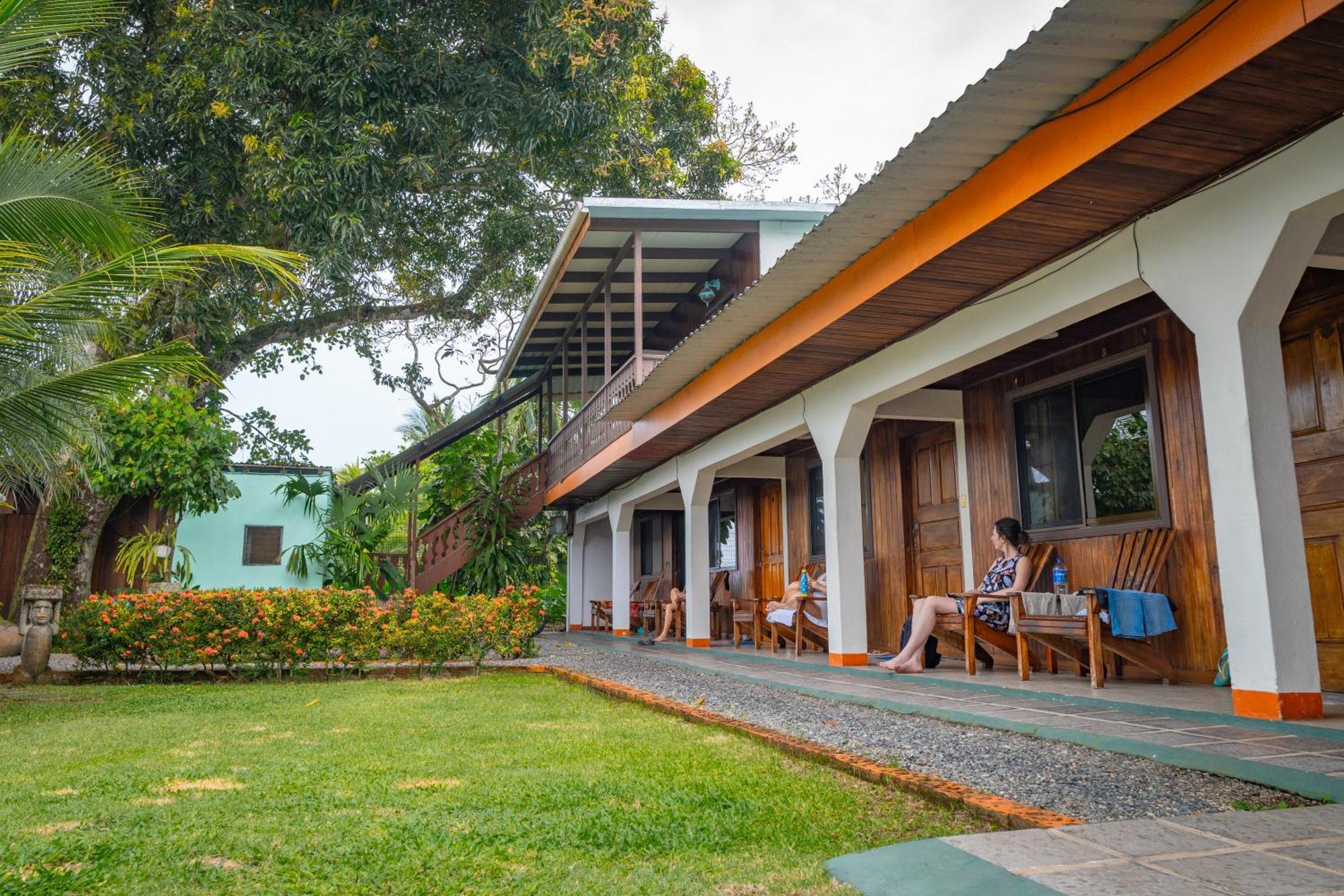 Cabinas Arrecife Cahuita Exterior photo